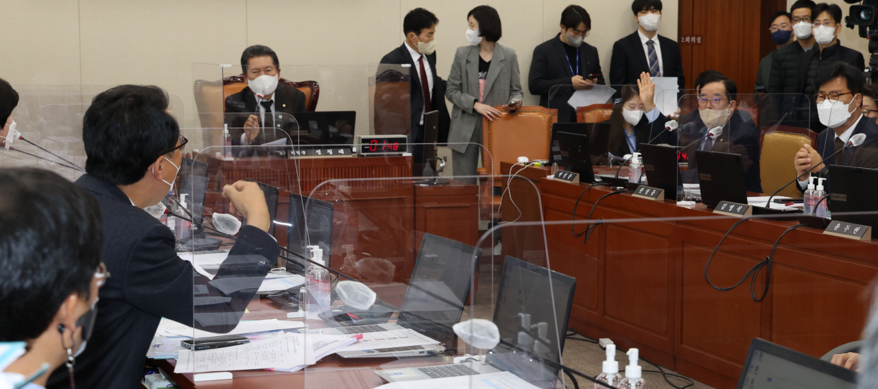 10일 오전 서울 여의도 국회에서 열린 과학기술정보방송통신위원회 전체회의에서 더불어민주당 윤영찬 의원과 국민의힘 박성중 간사가 대통령실의 MBC 전용기 탑승 불허 통보 사실을 과학기술정보방송통신위원회에서 어떻게 다룰 것인가에 대해 설전을 벌이고 있다. [연합]