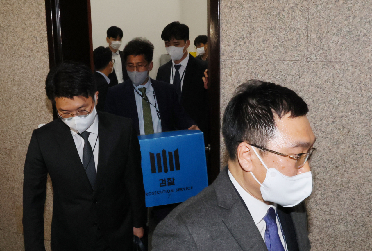 검찰관계자들이 9일 오후 국회 본청에 있는 더불어민주당 정진상 당대표 정무조정실장 사무실에서 압수수색을 마친 뒤 압수품이 든 박스를 들고나오고 있다. [연합]