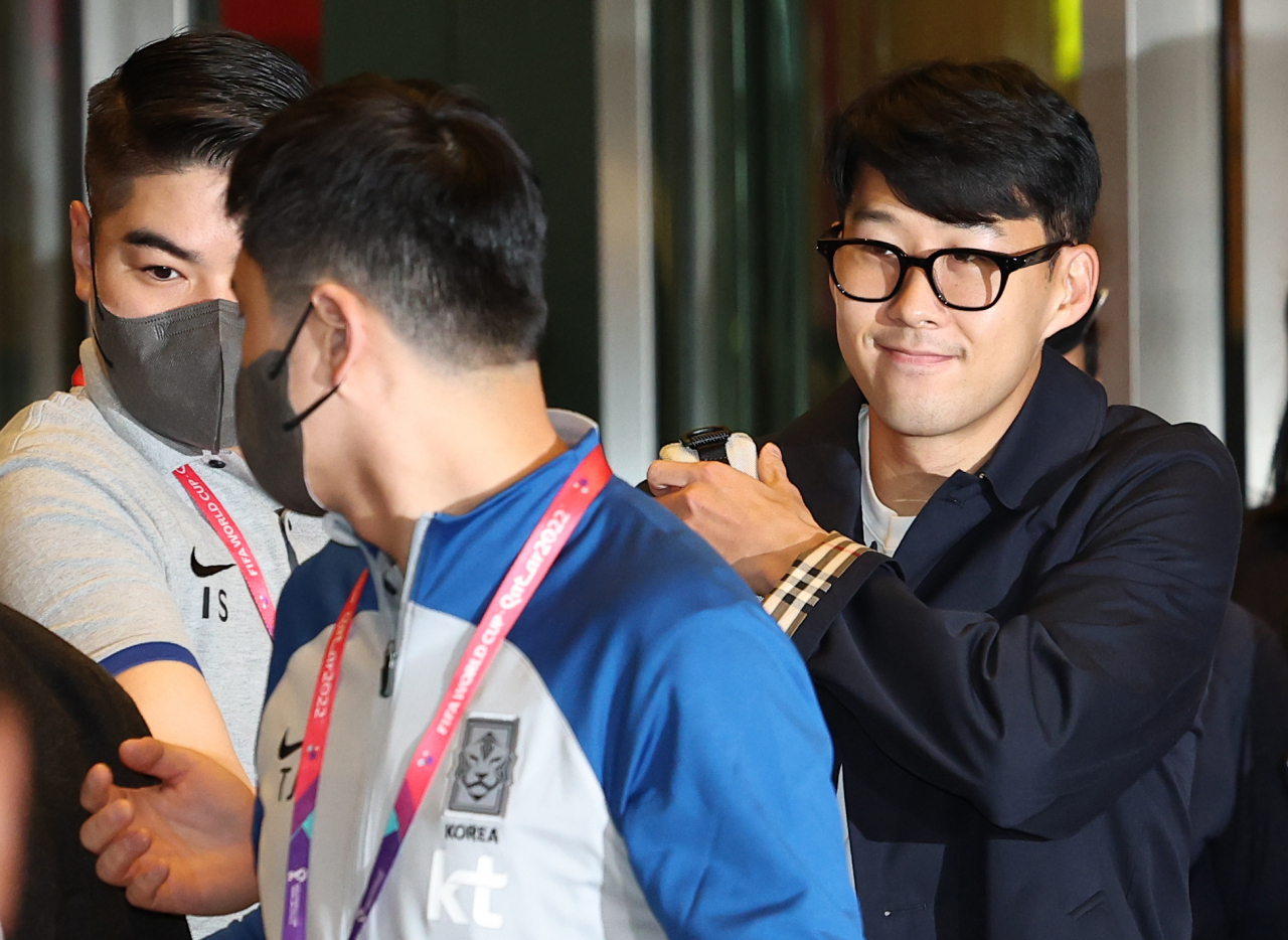2022 카타르 월드컵에 출전하는 손흥민이 16일 오전(현지시간) 카타르 도하 하마드 국제공항으로 입국하며 미소짓고 있다. [연합]