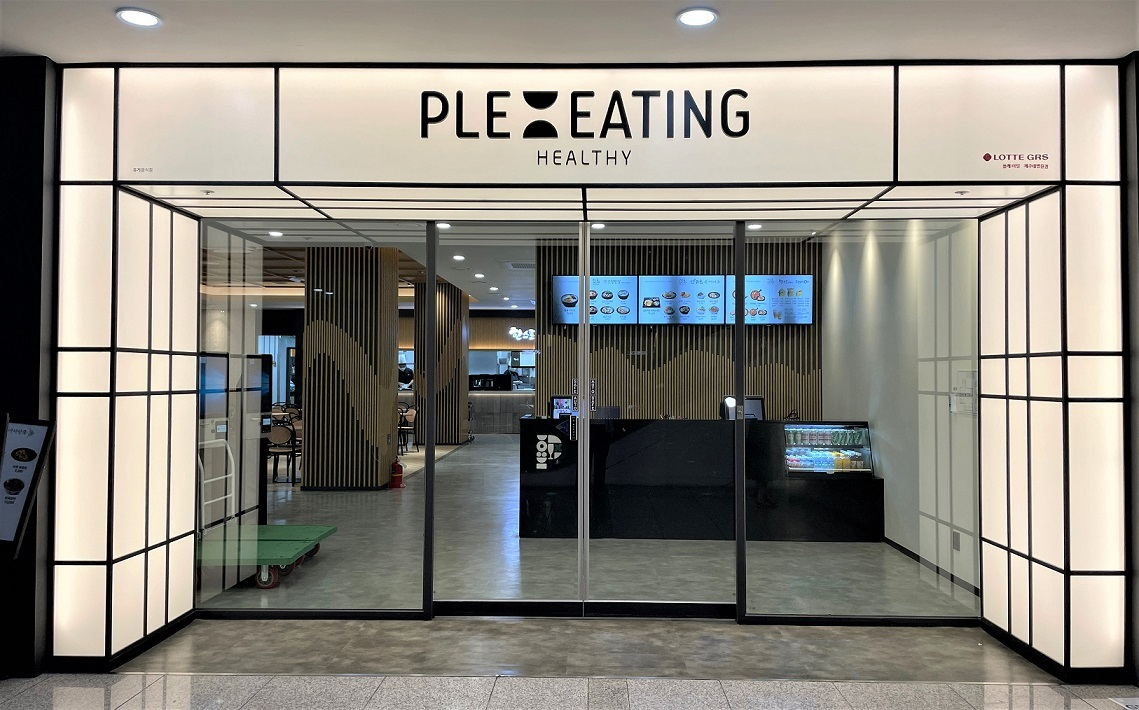 지난 6월 롯데GRS가 컨세션 사업 통합 마스터 브랜드명 ‘PLE:EATING’을 제주백병원점에 첫 적용했다. [롯데GRS 제공]