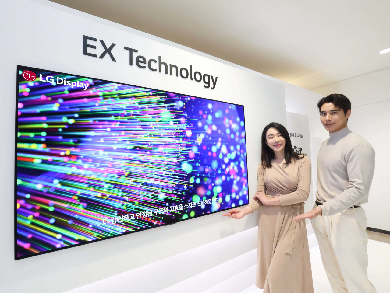 “한국 독점 OLED, LCD처럼 중국에 내줄 판” 삼성·LG 반격 카드 내놨다 [비즈360]