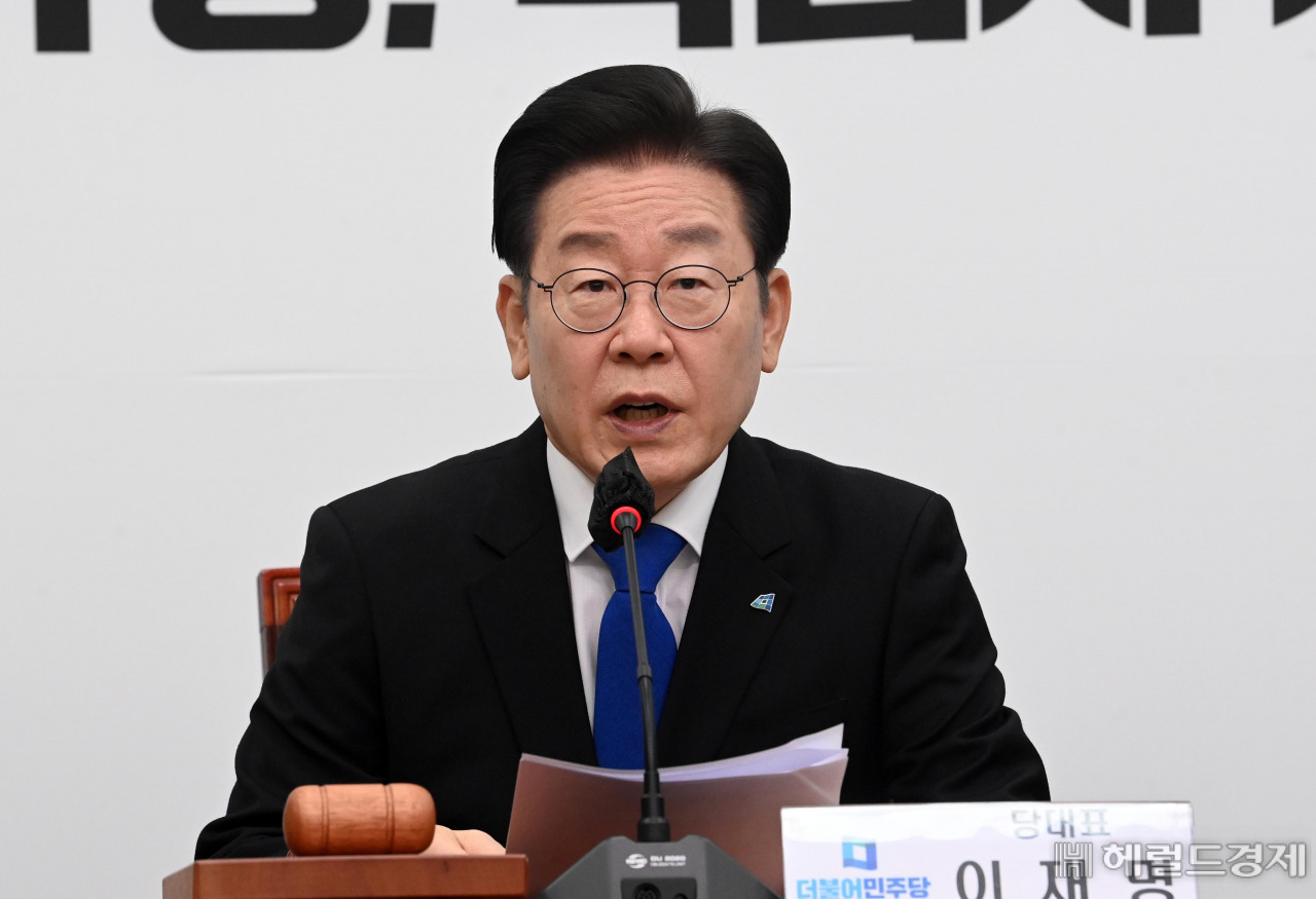 이재명 더불어민주당 대표가 16일 오전 서울 여의도 국회에서 열린 최고위원회의에 참석해 발언을 하고 있다. 이상섭 기자