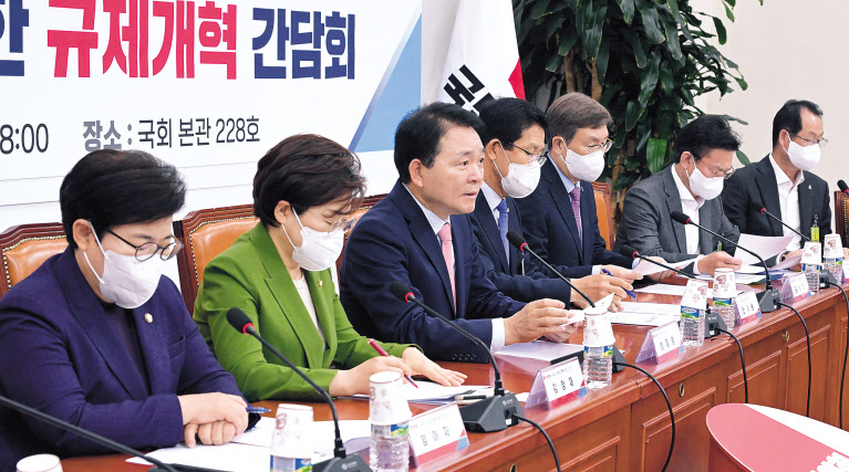 성일종 국민의힘 정책위의장이 16일 오전 서울 여의도 국회에서 열린 ‘민당정 공정과 상식이 바로 선 건설 현장을 위한 규제개혁 간담회’에서 발언하고 있다. 이상섭 기자