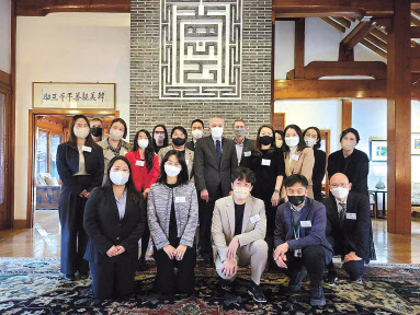 서울 중구 미 대사관저에서 열린 여성 창업자 발굴 행사 ‘더 파워프로그램’의 시상식에서 필립 골든버그 대사와 수상자들이 자리를 함께 했다. [소프트뱅크벤처스 제공]