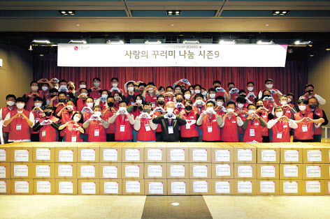 LG유플러스가 연말을 앞두고 협력사 협의체 ‘U+동반성장보드’와 함께 홀로 사는 어르신을 위한 ‘사랑의 꾸러미 나눔 시즌9’ 행사를 펼쳤다. [LG유플러스 제공]