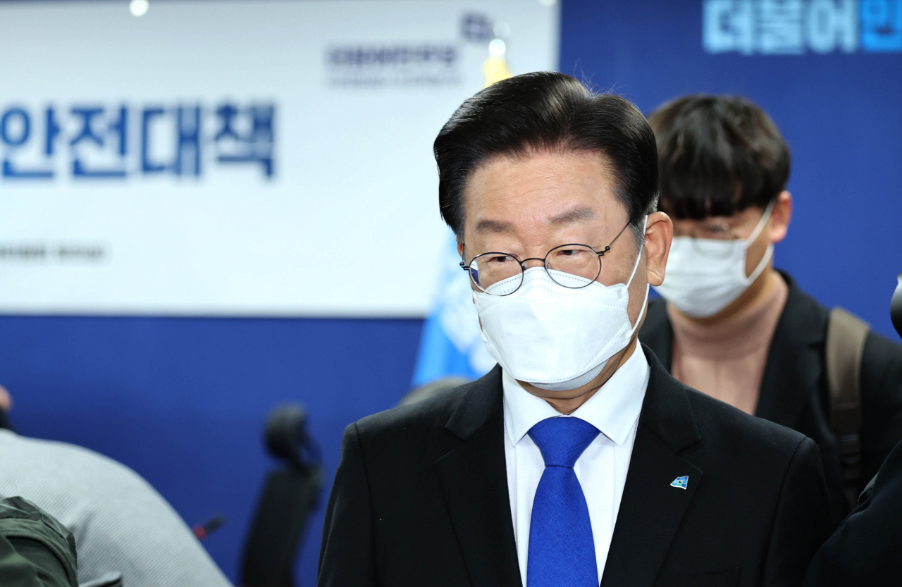 더불어민주당 이재명 대표가 16일 국회 의원회관에서 열린 '이태원 참사의 국가책임과 재난안전 대책' 토론회에서 발언을 마친 뒤 밖으로 나가고 있다. [연합]