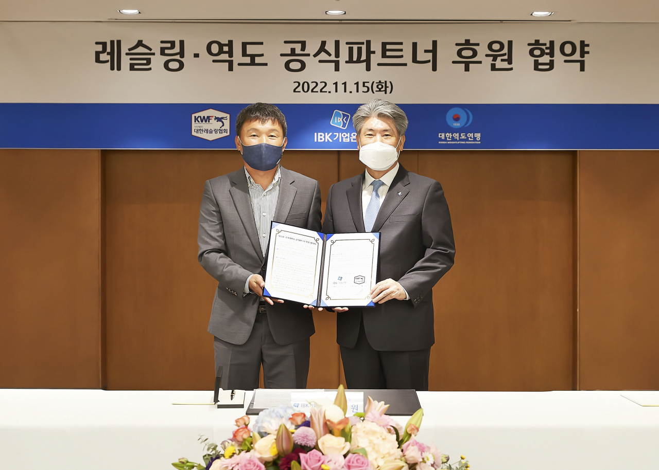 조해상 대한레슬링협회 회장과 윤종원 IBK기업은행 은행장는 지난 15일 서울 중구 기업은행 본사에서 레슬링 유소년 육성사업과 레슬링 발전을 위해 공식파트너 후원 협약을 맺고 있다. [대한레슬링협회 제공]