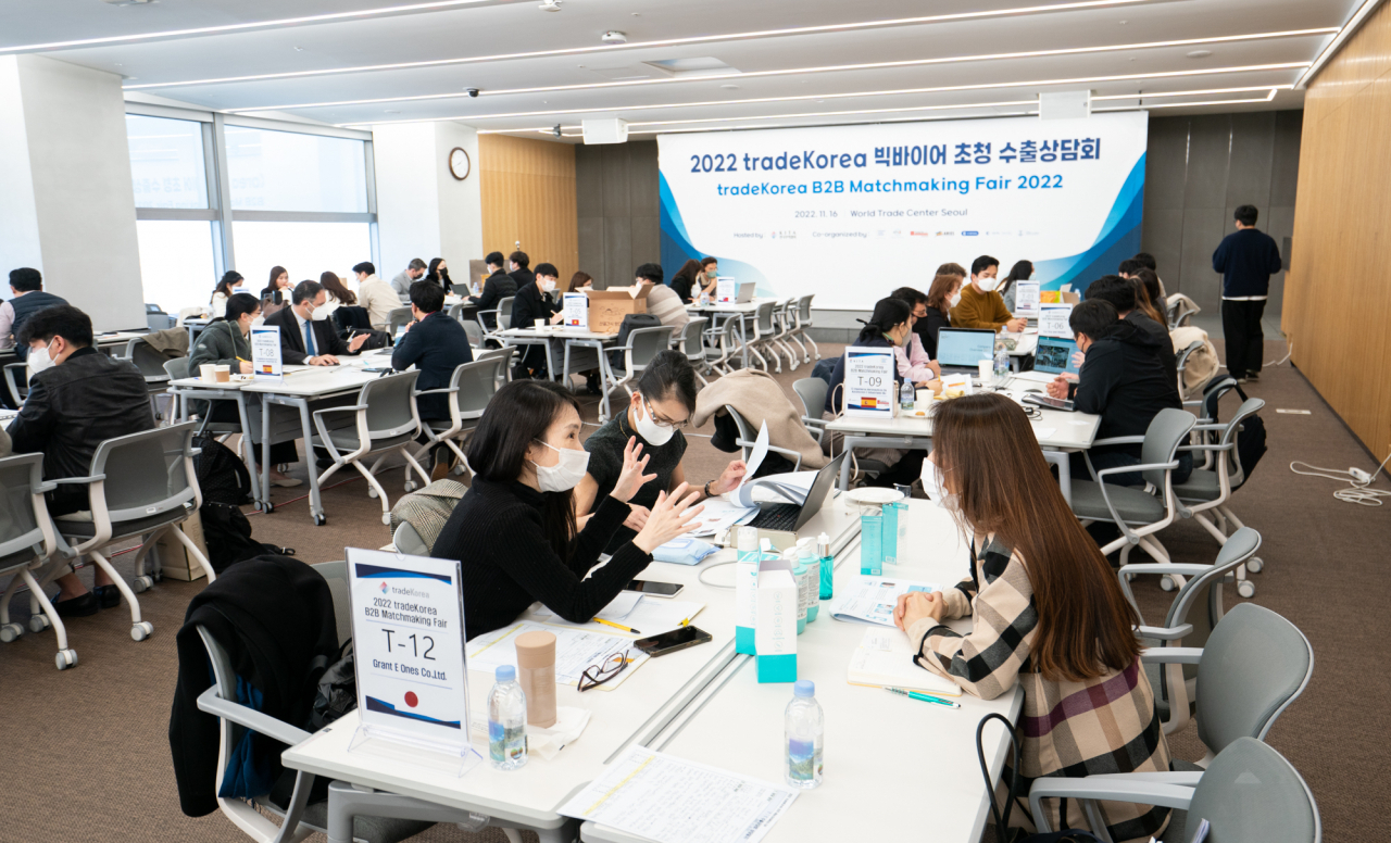 한국무역협회(KITA, 회장 구자열)가 16일 삼성동 트레이드타워에서 개최한 ‘국내 신산업 강소기업 해외 진출 수출상담회’에서 참가기업과 바이어가 상담을 진행하고 있다.[한국무역협회 제공]