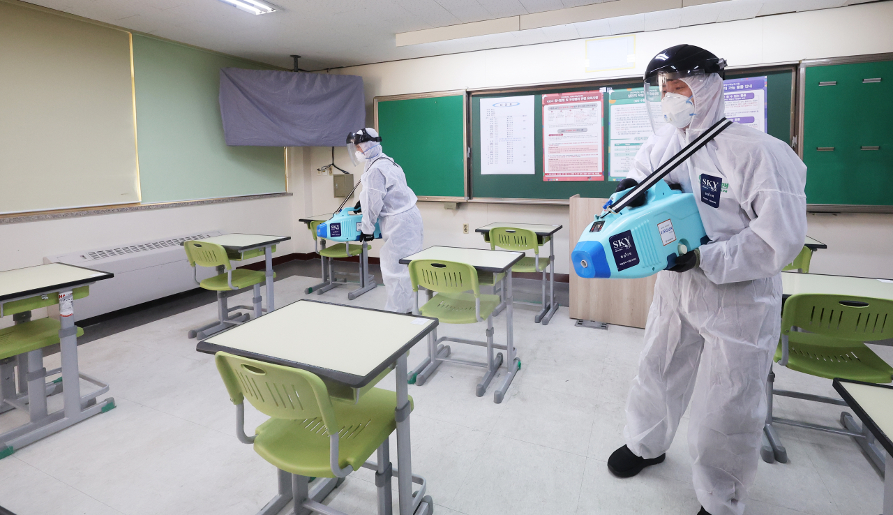 대학수학능력시험을 하루 앞둔 16일 오후 경기도 안산시 단원구 고잔고등학교에서 방역업체 관계자들이 시험장 방역을 하고 있다. [연합]