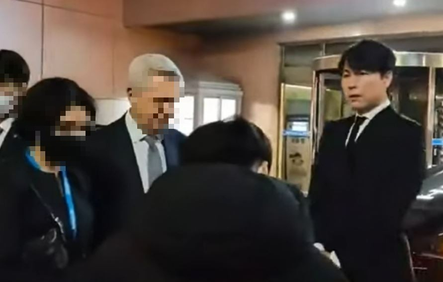 지난 10일 배우 정우성씨가 이태원역 추모 공간을 방문해 유가족을 위로했다. [온라인 커뮤니티]