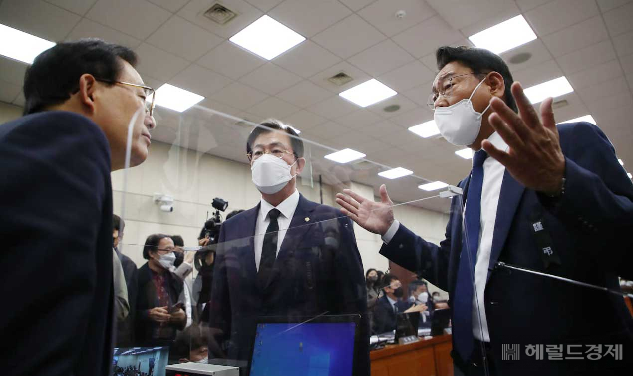 16일 국회에서 열린 행전안전위원회 전체회의에서 이채익 위원장이 김교흥 더불어민주당 간사, 이만희 국민의힘 간사와 이야기를 나누고 있다. 행안위는 이상민 행안부 장관 업무추진비와 경찰국 관련 예산 삭감을 두고 여야 간 고성이 오가다 정회했다. 이상섭 기자