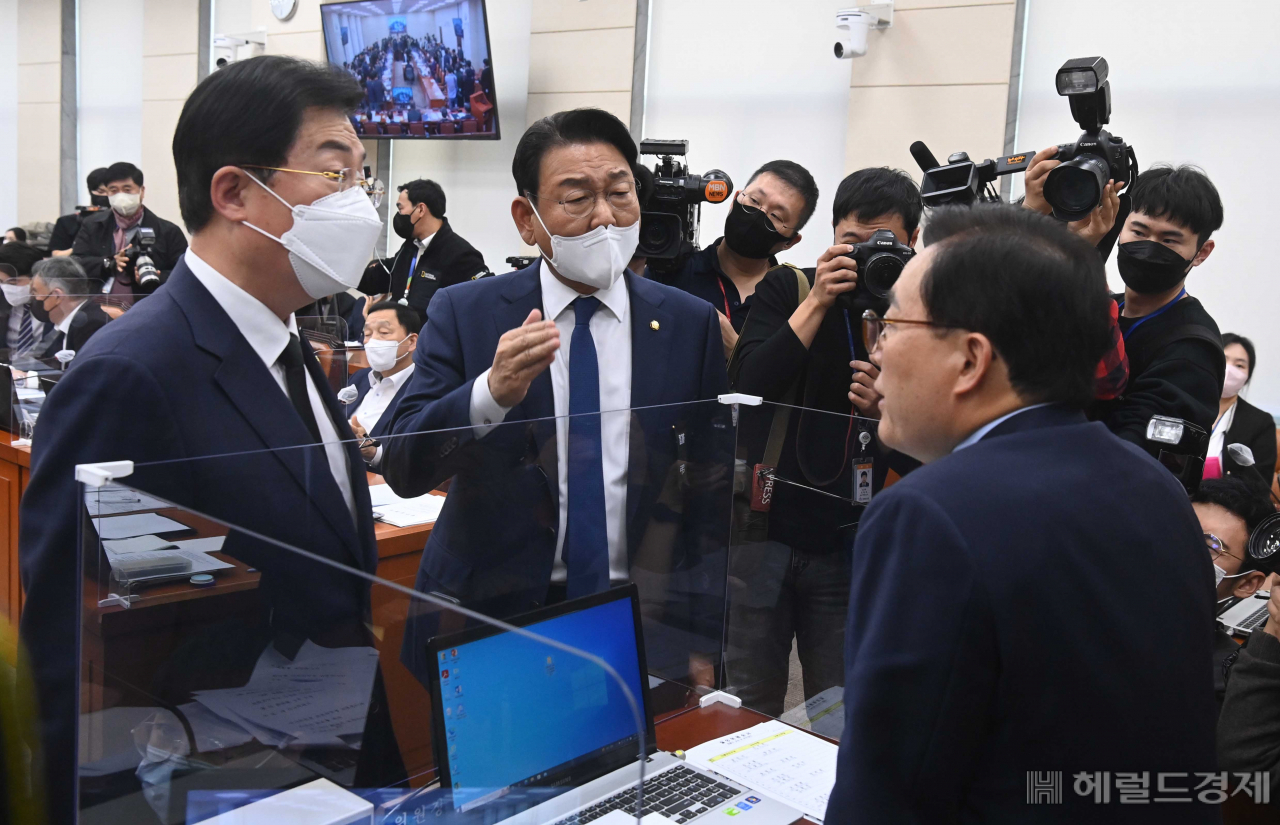 16일 국회에서 열린 행전안전위원회 전체회의에서 이채익 위원장이 김교흥 더불어민주당 간사, 이만희 국민의힘 간사와 이야기를 나누고 있다. 행안위는 이상민 행안부 장관 업무추진비와 경찰국 관련 예산 삭감을 두고 여야 간 고성이 오가다 정회했다. 이상섭 기자