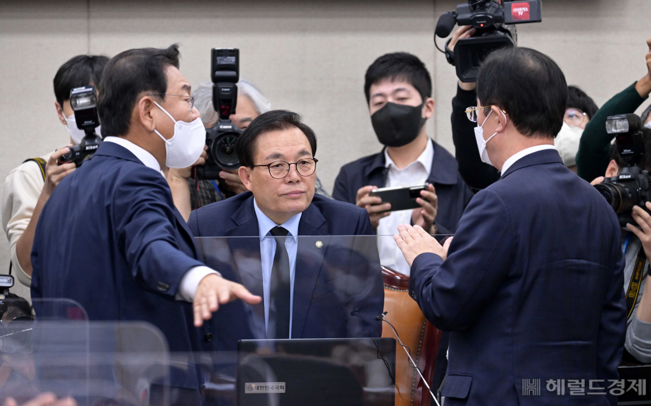 16일 국회에서 열린 행전안전위원회 전체회의에서 이채익 위원장이 김교흥 더불어민주당 간사, 이만희 국민의힘 간사와 이야기를 나누고 있다. 행안위는 이상민 행안부 장관 업무추진비와 경찰국 관련 예산 삭감을 두고 여야 간 고성이 오가다 정회했다. 이상섭 기자