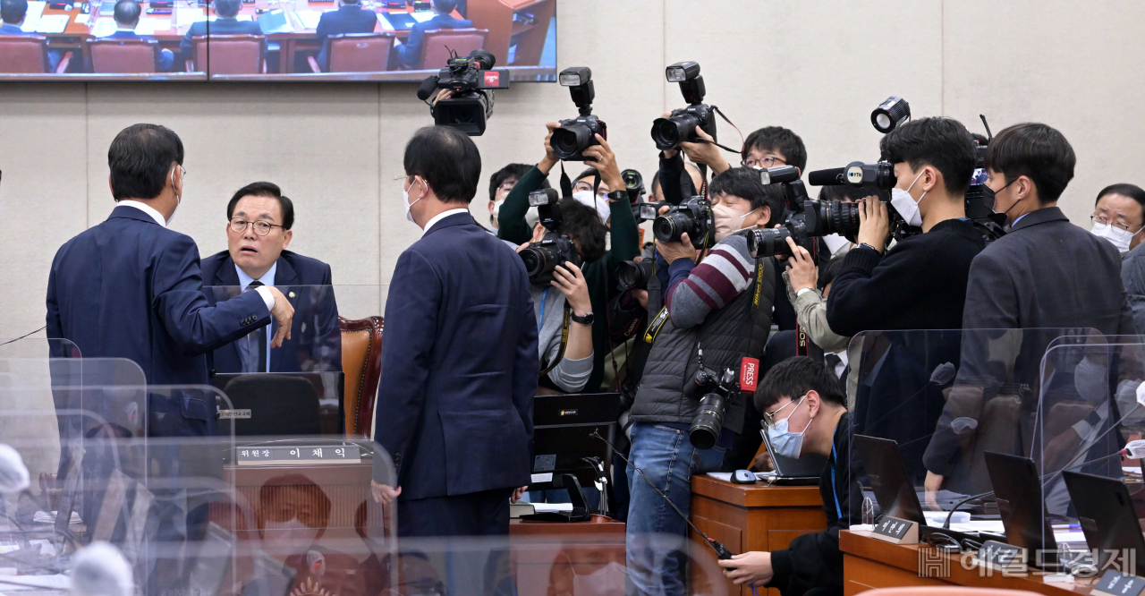 16일 국회에서 열린 행전안전위원회 전체회의에서 이채익 위원장이 김교흥 더불어민주당 간사, 이만희 국민의힘 간사와 이야기를 나누고 있다. 행안위는 이상민 행안부 장관 업무추진비와 경찰국 관련 예산 삭감을 두고 여야 간 고성이 오가다 정회했다. 이상섭 기자