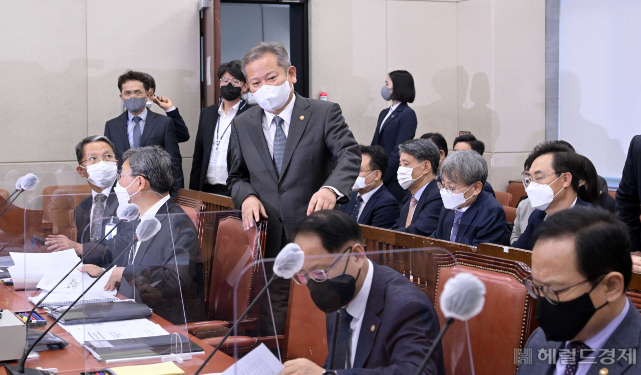 이상민 행정안전부 장관이 16일 오후 서울 여의도 국회에서 열린 행정안전위원회 전체회의에 참석하고 있다. 이상섭 기자