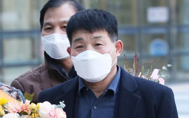 2020년 12월 17일 오후 경기도 수원시 영통구 수원지방법원에서 열린 이춘재 연쇄살인 8차 사건 재심 선고공판에서 재심 청구인 윤성여 씨가 무죄를 선고받고 법원 청사를 나와 소감을 말하는 모습. [연합]