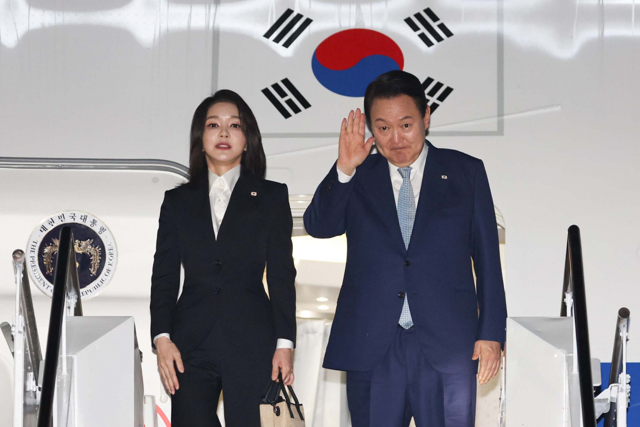 동남아 순방 일정을 마친 윤석열 대통령과 김건희 여사가 15일 인도네시아 발리 응우라라이 국제공항에서 공군 1호기에 탑승, 손을 흔들고 있다. [연합]