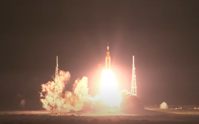 아르테미스 1호가 16일 미국 플로리다 케네디공군기지에서 발사되고 있는 모습.[NASA 제공]