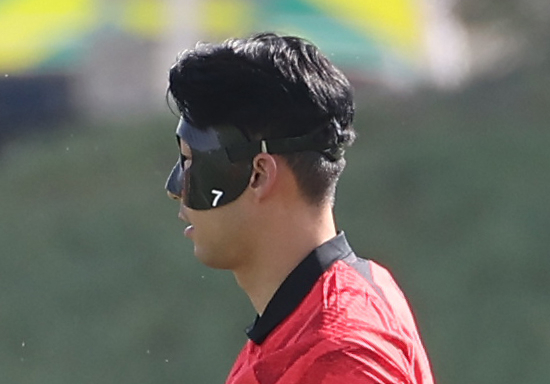 2022 카타르 월드컵에 출전하는 대한민국 축구 국가대표팀의 손흥민이 16일 오전(현지시간) 카타르 도하의 알에글라 훈련장에서 안면 보호대를 착용한 채로 훈련에 임하고 있다. [연합]