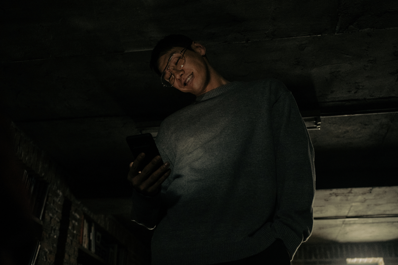 Kim Young-kwang plays a serial killer Seong Yun-o in "Somebody." (Netflix)