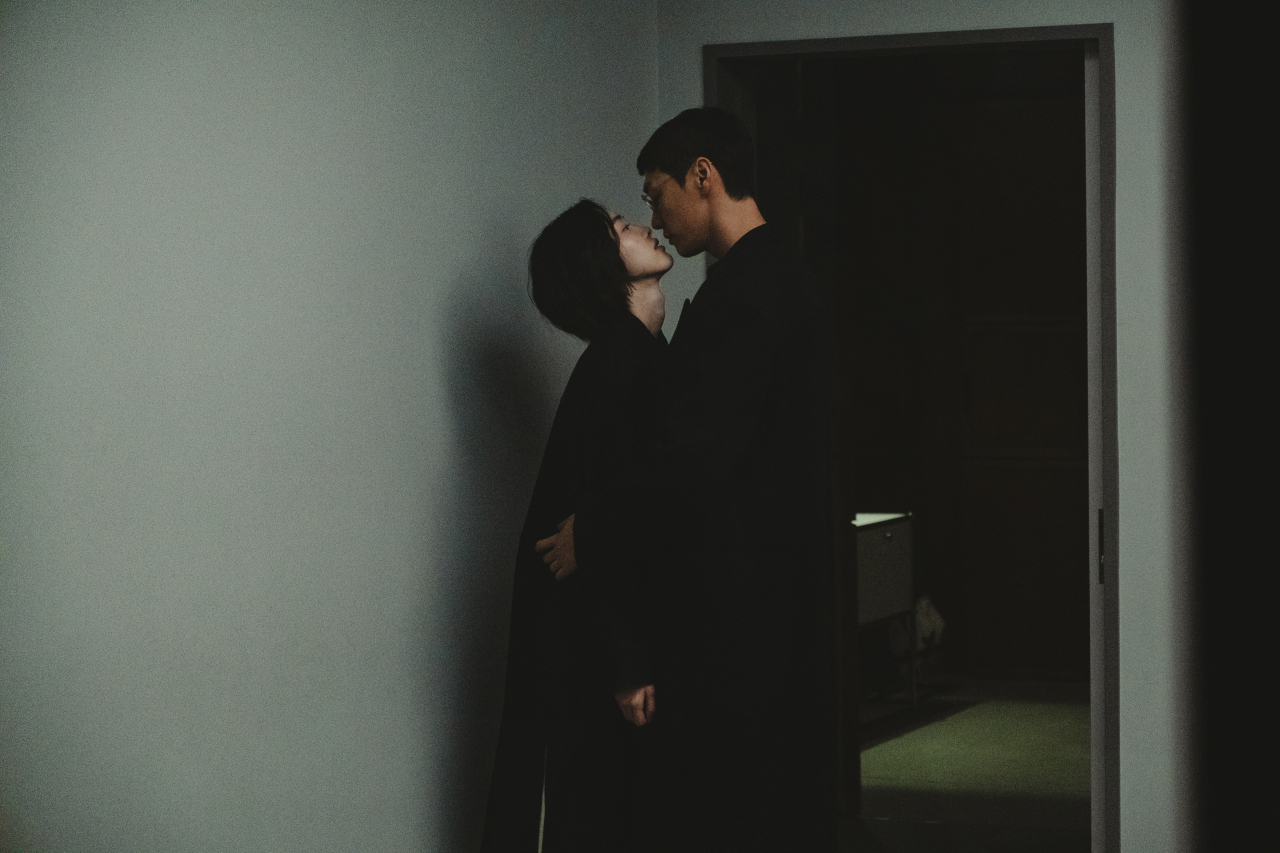 "Somebody" presents the uncanny love story of a serial killer Seong Yun-o (played by Kim Young-kwang) and dating app developer Kim Sum (played by Kang Hae-lim). (Netflix)