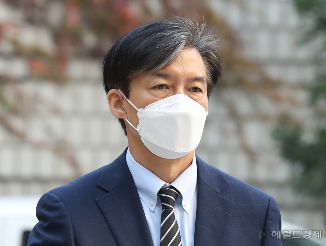 조국 전 법무부 장관이 서울 서초구 서울중앙지방법원에서 열린 '입시비리 및 감찰무마 혐의' 공판에 참석하기 위해 법원으로 들어서고 있다. [임세준 기자]