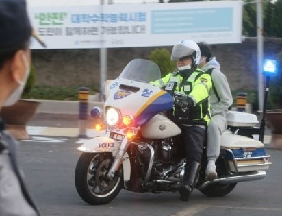 2022학년도 대학수학능력시험일인 2021년 11월 18일 경찰 오토바이를 타고 온 수험생이 한 고등학교 정문 앞에서 내리고 있다. [연합]