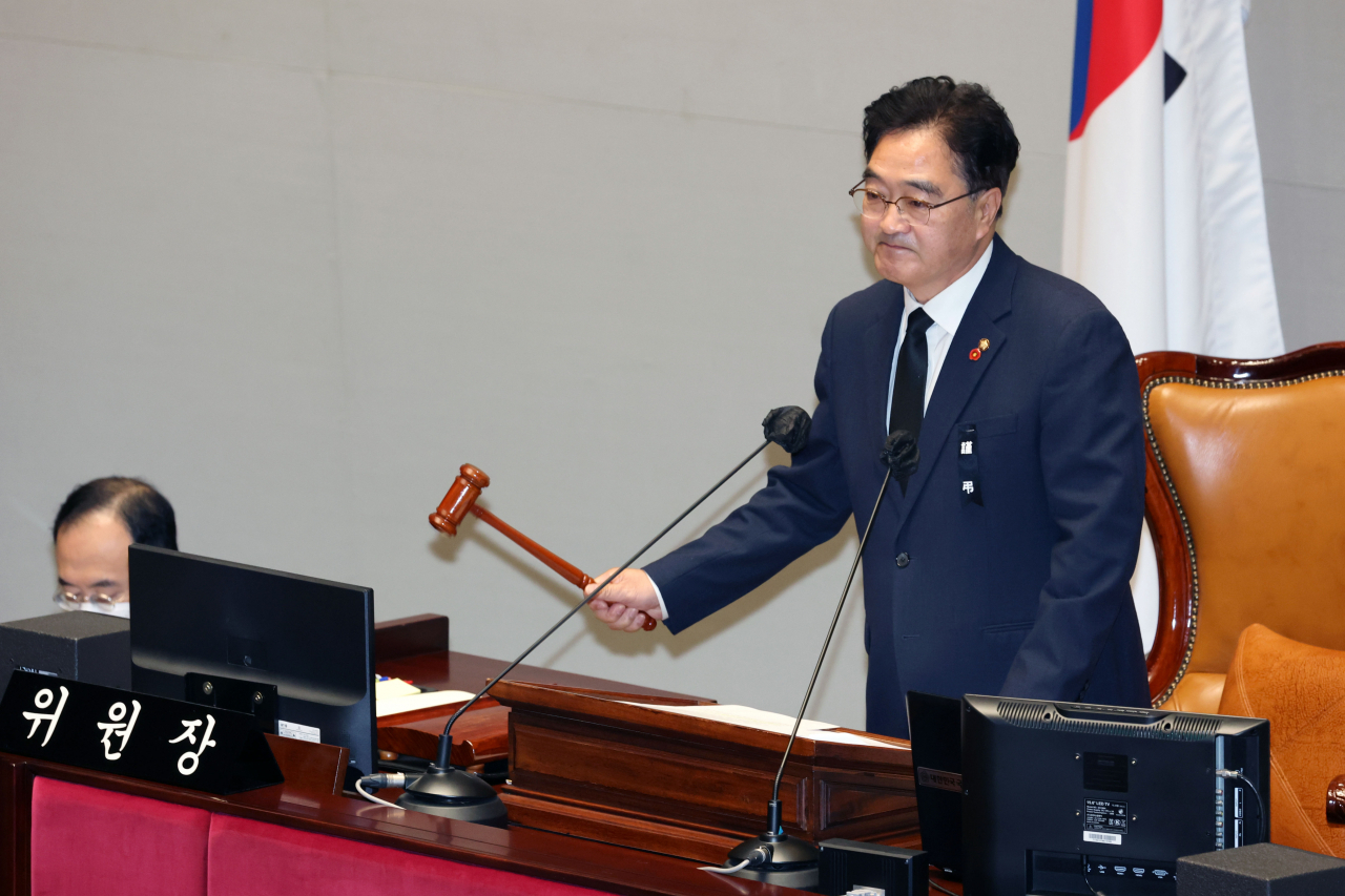 우원식 예결위원장이 10일 국회에서 열린 예산결산특별위원회 전체회의에서 의사봉을 두드리고 있다. [연합]