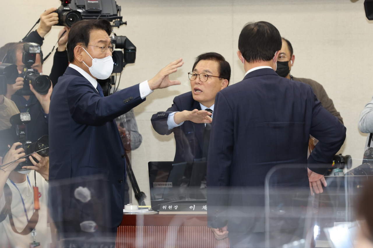 16일 오후 서울 여의도 국회에서 열린 행정안전위원회 전체회의에서 이만희 국민의힘 간사(오른쪽부터), 이채익 행안위원장과 김교흥 더불어민주당 간사가 예산안 상정과 관련해 설전을 벌이고 있다. [연합]