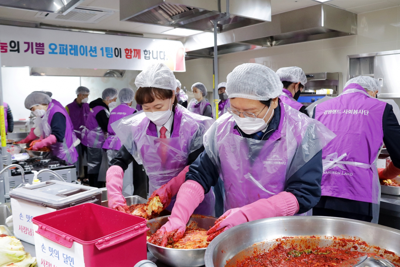 이삼걸 강원랜드 대표가 김장봉사를 하는 모습
