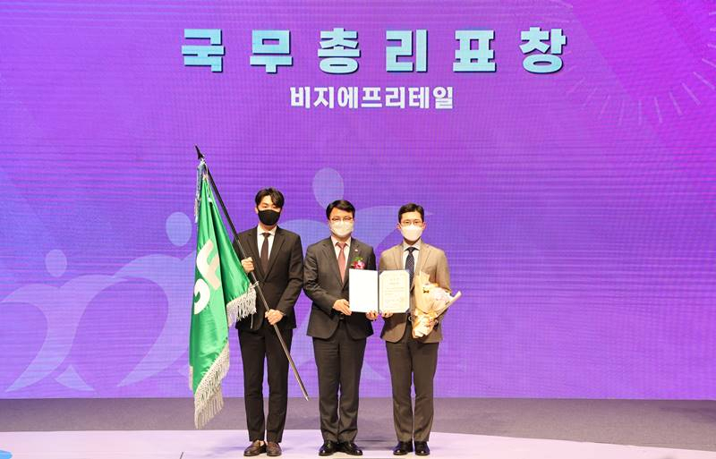 BGF리테일 박정권 커뮤니케이션실장(오른쪽)이 15일 양천구 목동에서 열린 ‘2022 동반성장주간 기념식’에서 대·중소기업 동반성장 유공 국무총리표창을 받은 뒤 기념촬영을 하고 있다.[BGF리테일 제공]