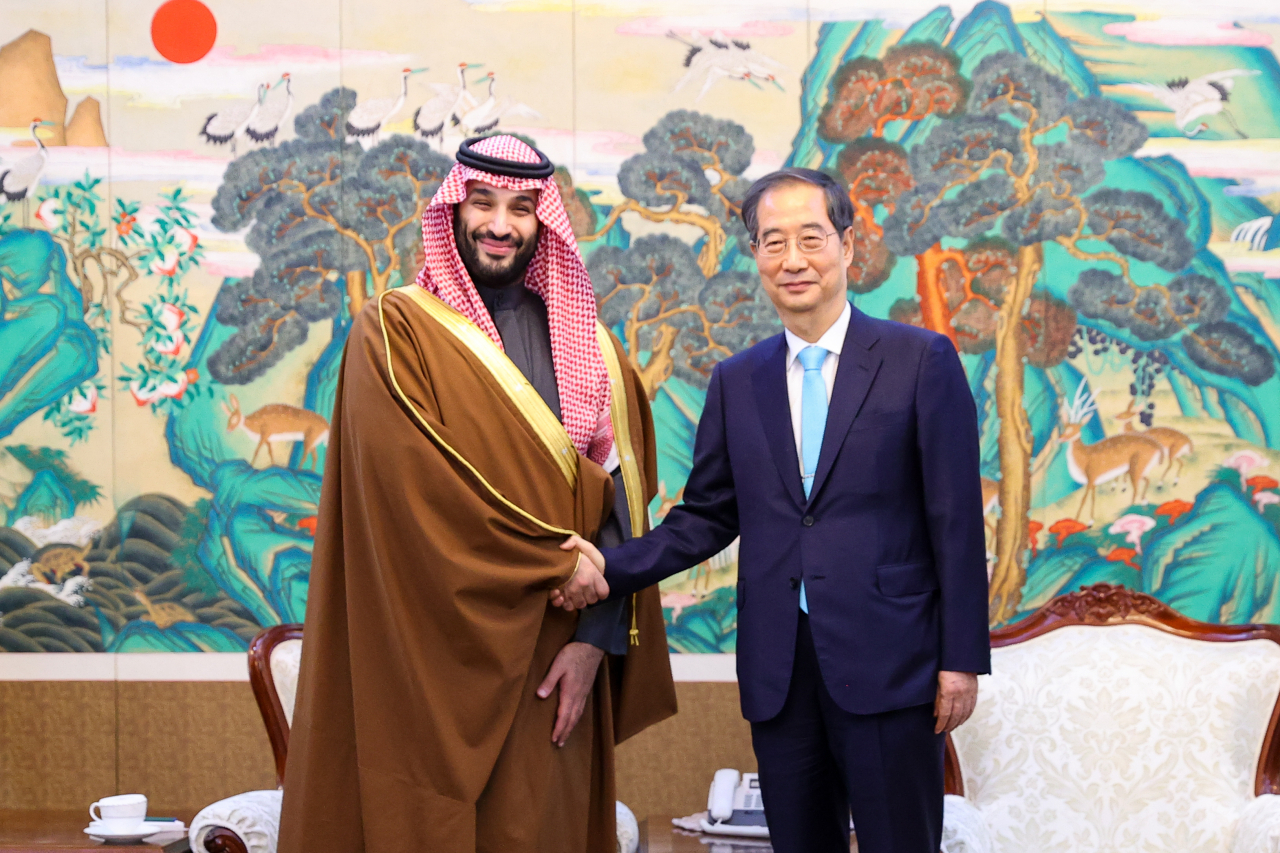 사우디아라비아 실권자 무함마드 빈 살만 왕세자가 17일 0시 30분께 서울공항을 통해 입국해 한덕수 국무총리의 영접을 받으며 악수하고 있다. 빈 살만 왕세자가 한국을 찾은 것은 2019년 6월 이후 3년 5개월 만이다. [국무총리실 제공]