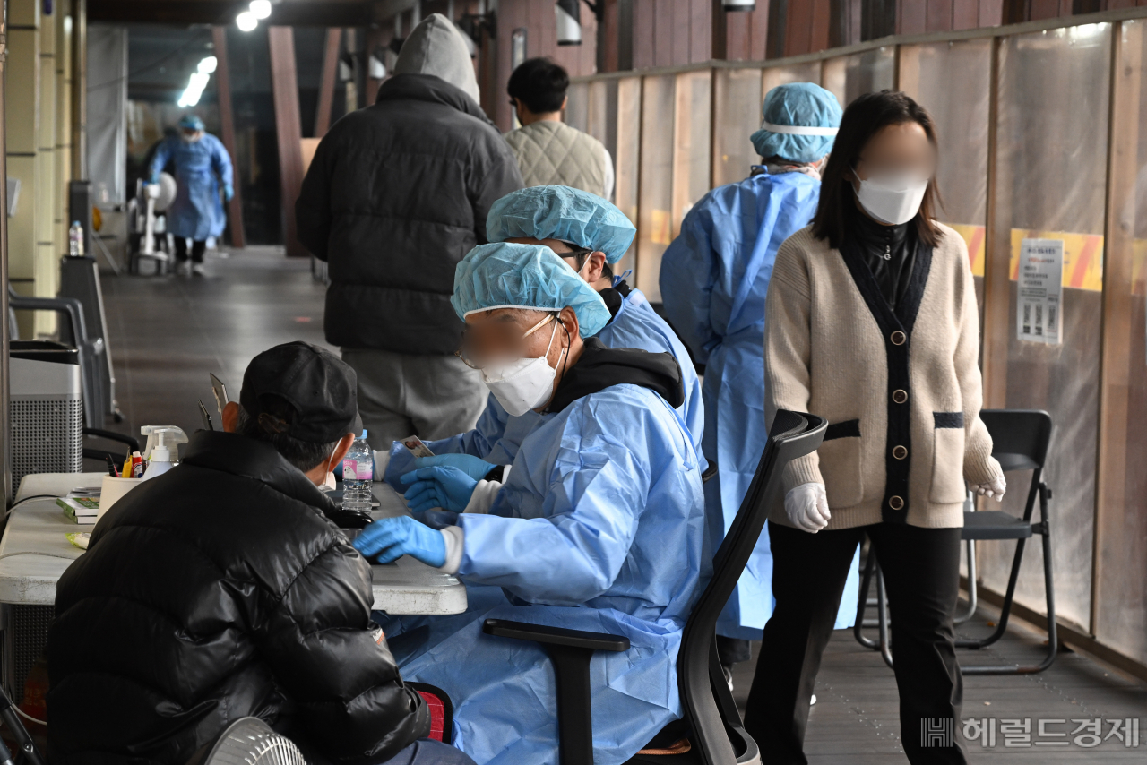 서울 송파구 선별진료소를 찾은 시민들이 코로나19 검사를 받기위해 직원들의 안내를 받고 있다. 임세준 기자