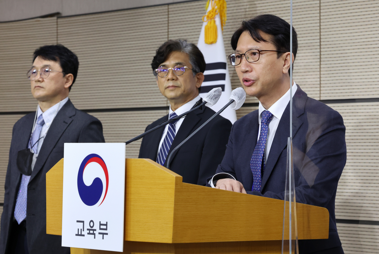 이규민 한국교육과정평가원이가 17일 오전 세종시 정부세종청사에서 열린 2023학년도 대학수학능력시험 출제방향을 브리핑에서 취재진의 질문에 답변하고 있다. 왼쪽부터 정문성 수능검토위원장, 박윤봉 대학수학능력시험출제위원장(충남대 교수), 이규민 한국교육과정평가원장. [연합]