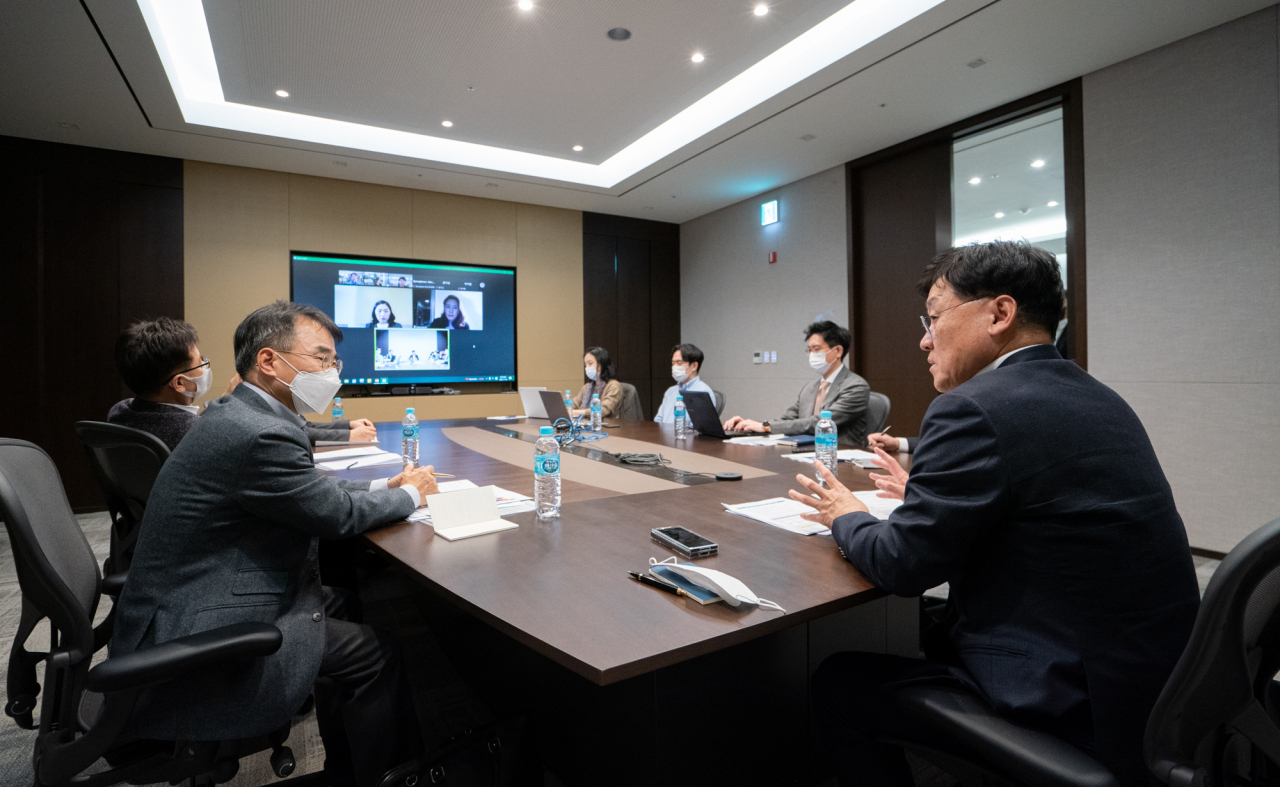 정만기(오른쪽) 한국무역협회 부회장이 지난 16일 삼성동 트레이드타워에서 ‘제 1회 글로벌 통상 포럼’을 진행하고 있는 모습. [한국무역협회 제공]
