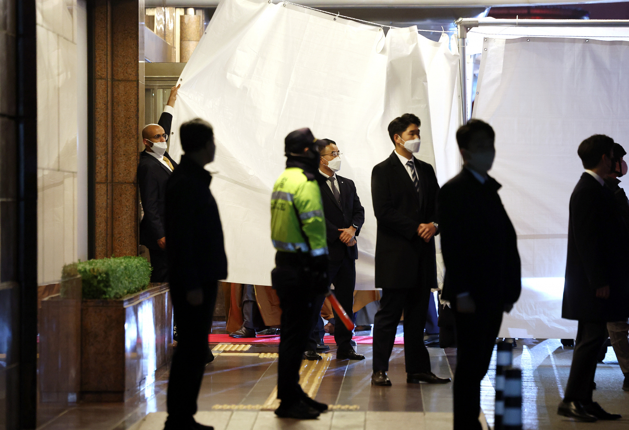 무함마드 빈 살만 사우디아라비아 왕세자와 일행이 17일 새벽 서울 중구 소공동 롯데호텔에 도착, 가림막 뒤로 이동하고 있다. 빈 살만 왕세자는 17일 재계 주요 총수 및 최고경영자(CEO)들과 회동할 예정으로 알려졌다. [연합]