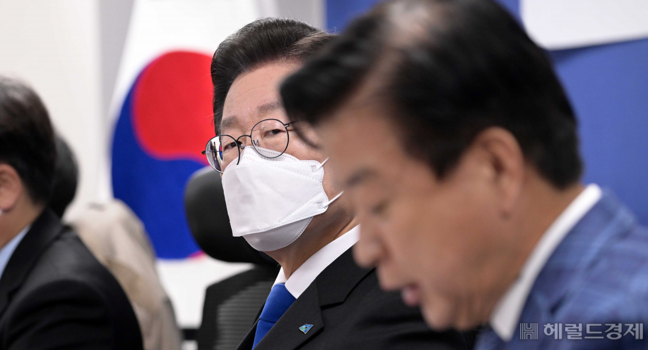 더불어민주당 이재명 대표가 16일 국회 의원회관에서 열린 '이태원 참사의 국가책임과 재난안전 대책' 토론회에 참석해 발언을 듣고 있다. 이상섭 기자