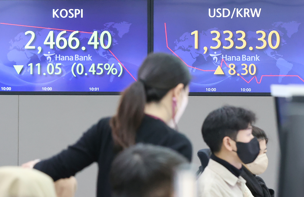코스피가 전 거래일보다 10.95p(0.44%) 내린 2,466.50으로 시작한 17일 오전 서울 중구 하나은행 본점 딜링룸에서 딜러들이 업무를 보고 있다. 이날 원/달러 환율은 11.0원 오른 1336.0원, 코스닥지수는 2.48p(0.33%) 내린 740.62로 개장했다. 연합뉴스