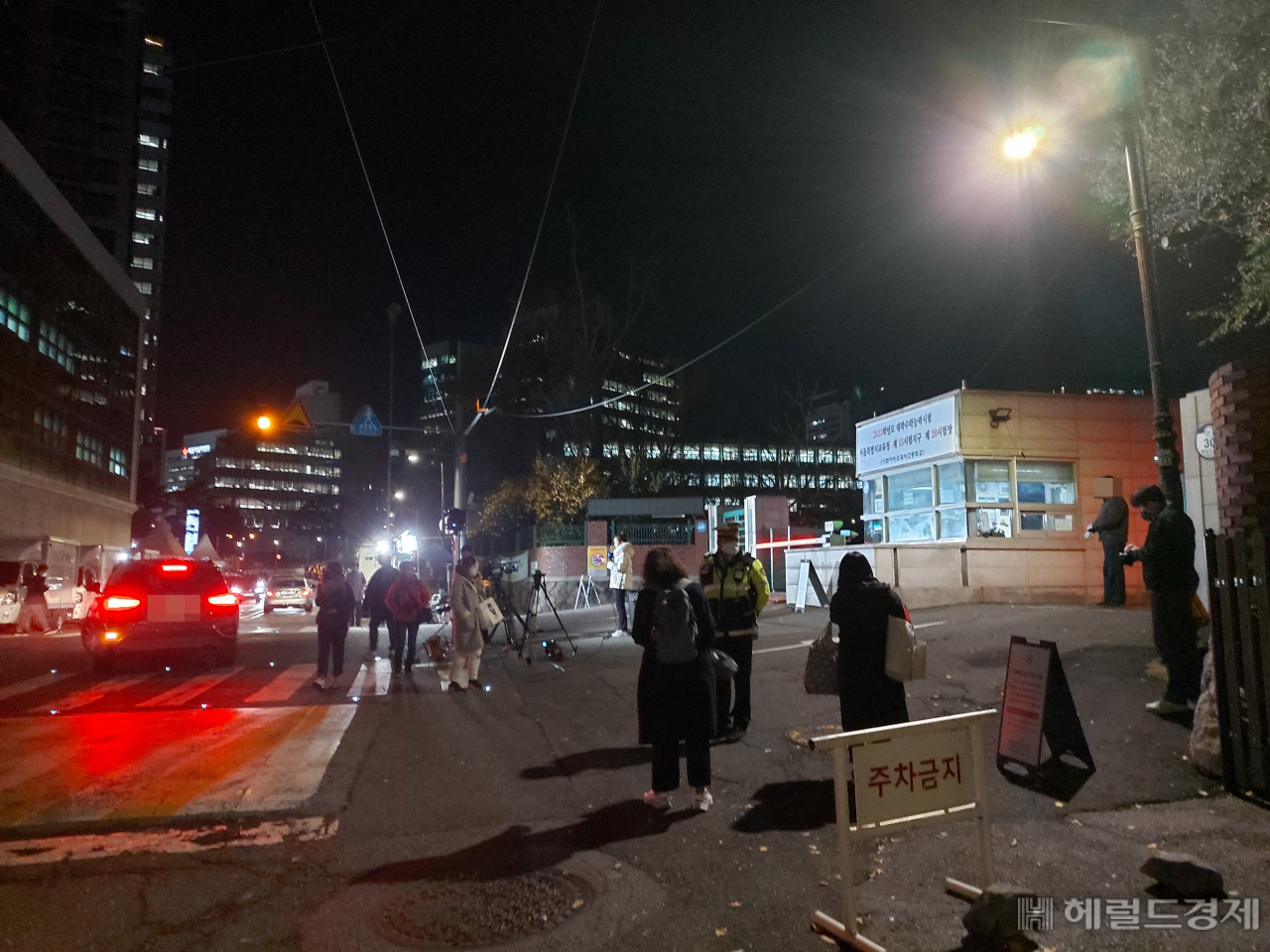 17일 2023학년도 대학수학능력시험이 치러지는 시험장 중 한 곳인 서울 중구 이화여자외국어고등학교 교문 앞. 기숙사 거주 학생들에게 도시락을 전달하려는 학부모들이 기다리고 있다. 김희량 기자