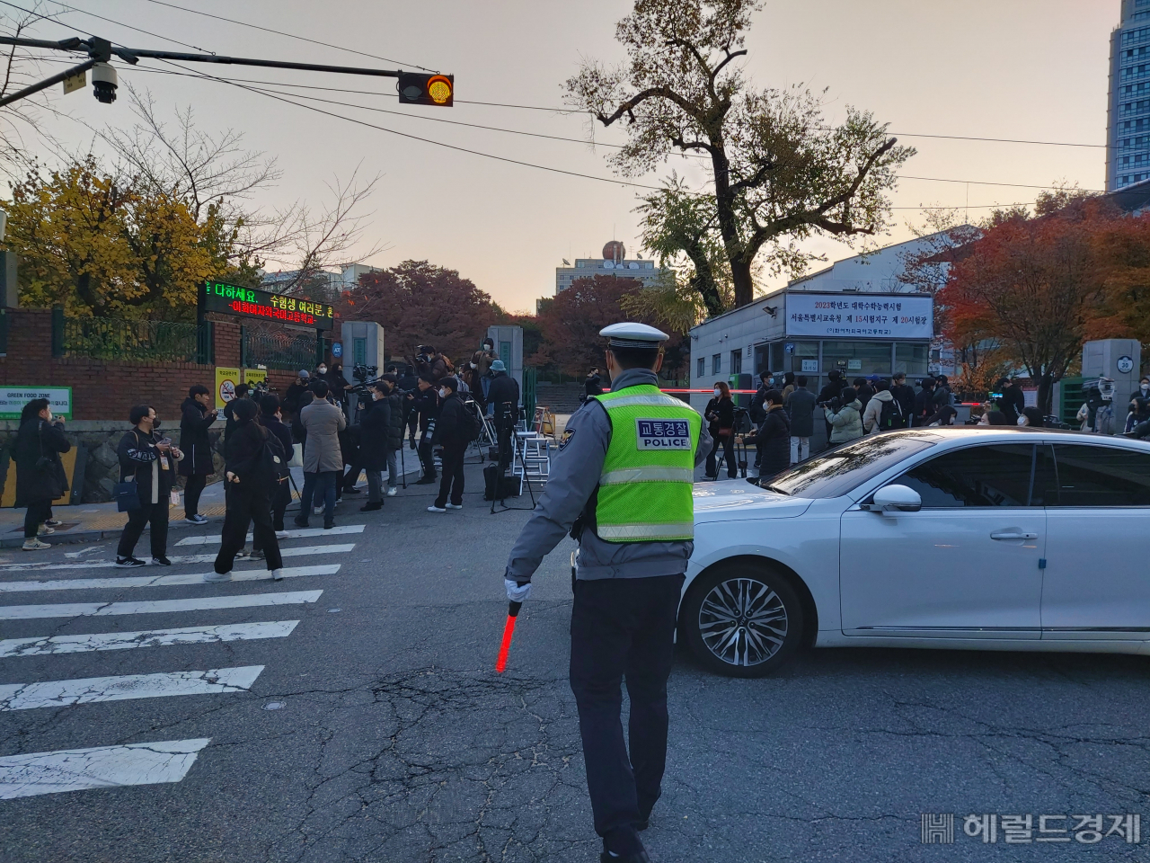 17일 2023학년도 대학수학능력시험이 치러지는 시험장 중 한 곳인 서울 중구 이화여자외국어고등학교 교문 앞. 남대문경찰서 소속 경찰관들 2명은 이날 전자호루라기와 빨간 교통지휘봉을 들고 차량을 통제했다. 김희량 기자
