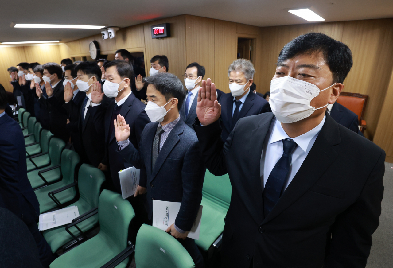 Choi Seong-beom, chief of the Yongsan Fire Station, takes an oath during a meeting of the Seoul Metropolitan Council last Friday. (Yonhap)