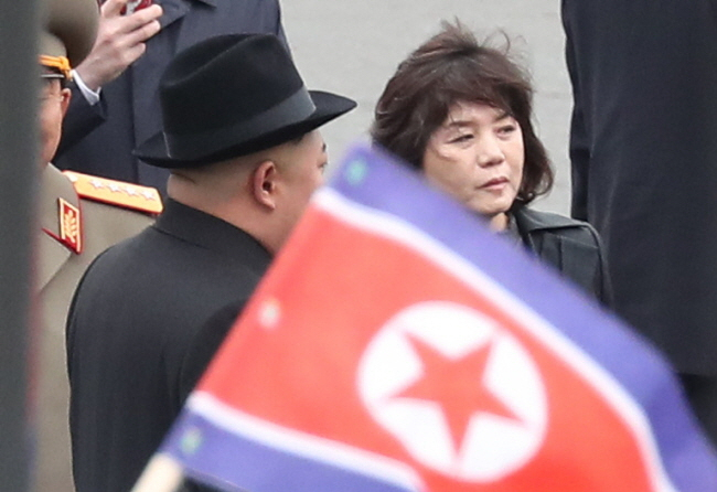 최선희 북한 외무상은 17일 조선중앙통신을 통해 발표한 담화에서 미국의 한국에 대한 확장억제력 제공 강화 방침을 비난하면서 그에 비례한 군사적 대응이 더욱 맹렬해질 것이라고 위협했다. 지난 2019년 김정은 국무위원장과 러시아를 방문한 최 외무상. [연합]