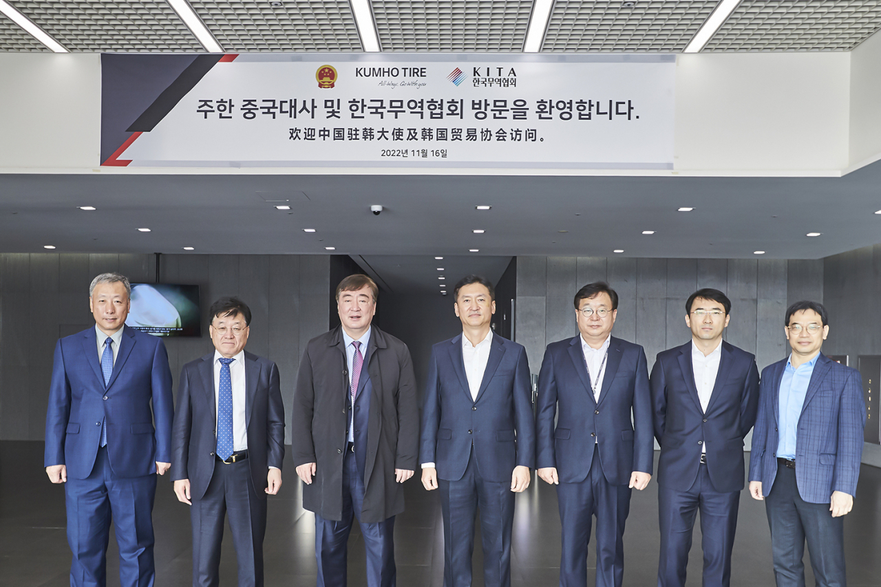 곡금생(왼쪽부터) 중국 경제공사, 정만기 한국무역협회 부회장, 싱하이밍 주한중국대사, 정일택 금호타이어 대표이사와 금호타이어 관계자들이 금호타이어 중앙연구소에서 기념사진을 촬영을 하고 있다. [금호타이어 제공]