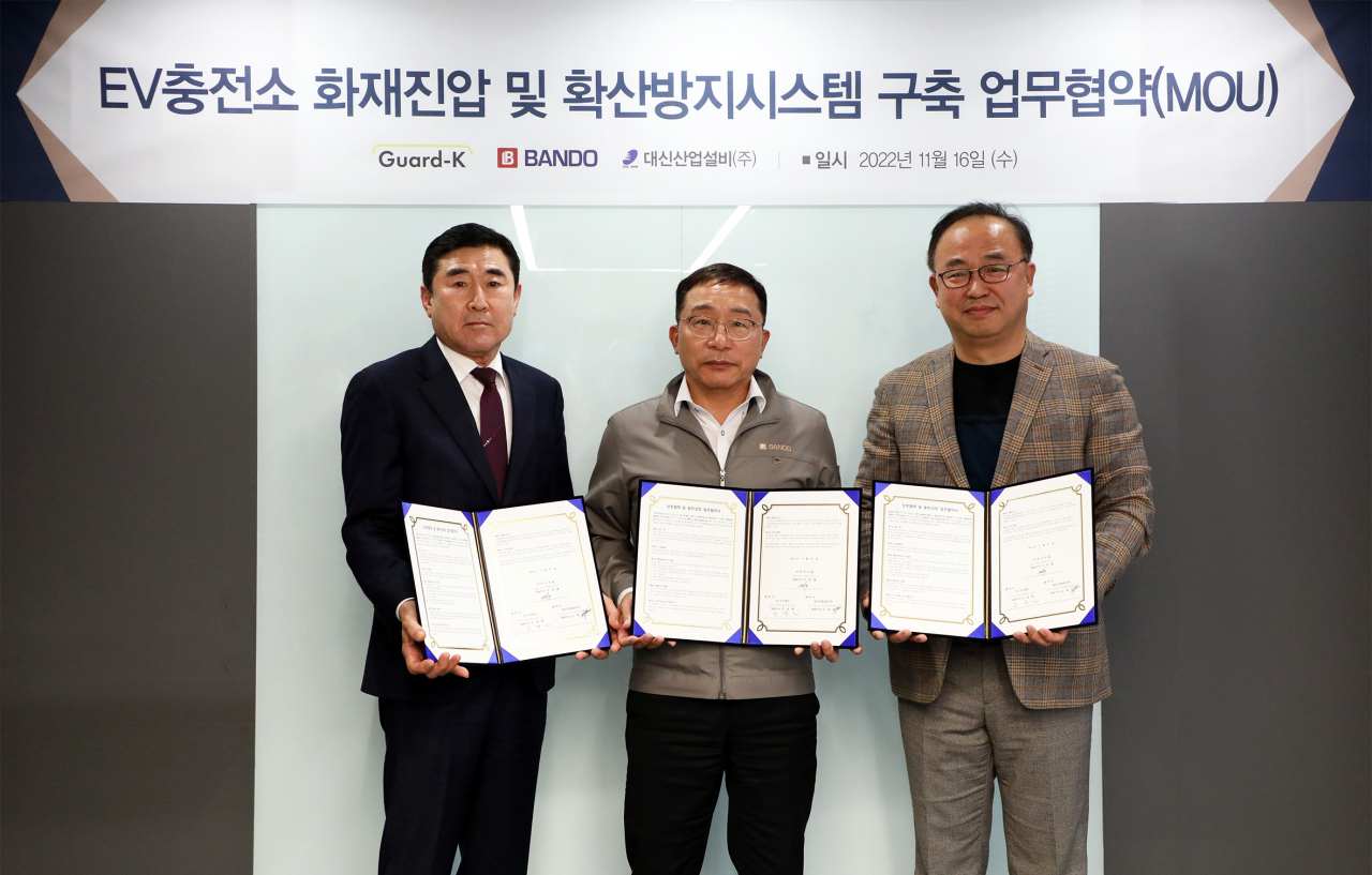 반도건설 이정렬 시공부문대표(가운데)와 가드케이 조욱래 대표(오른쪽), 대신산업설비 김재업 대표가 지난 16일 ‘EV충전소 화재진압 및 확산방지 시스템 구축’을 위한 업무협약을 체결한 뒤 기념촬영을 하고 있다. [반도건설 제공]