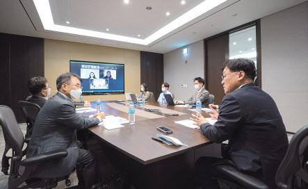 정만기(오른쪽) 한국무역협회 부회장이 지난 16일 삼성동 트레이드타워에서 ‘제 1회 글로벌 통상 포럼’을 진행하고 있는 모습. [한국무역협회 제공]