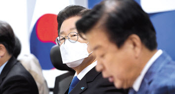 더불어민주당 이재명 대표가 16일 국회 의원회관에서 열린 ''이태원 참사의 국가책임과 재난안전 대책'' 토론회에 참석해 발언을 듣고 있다. 이상섭 기자