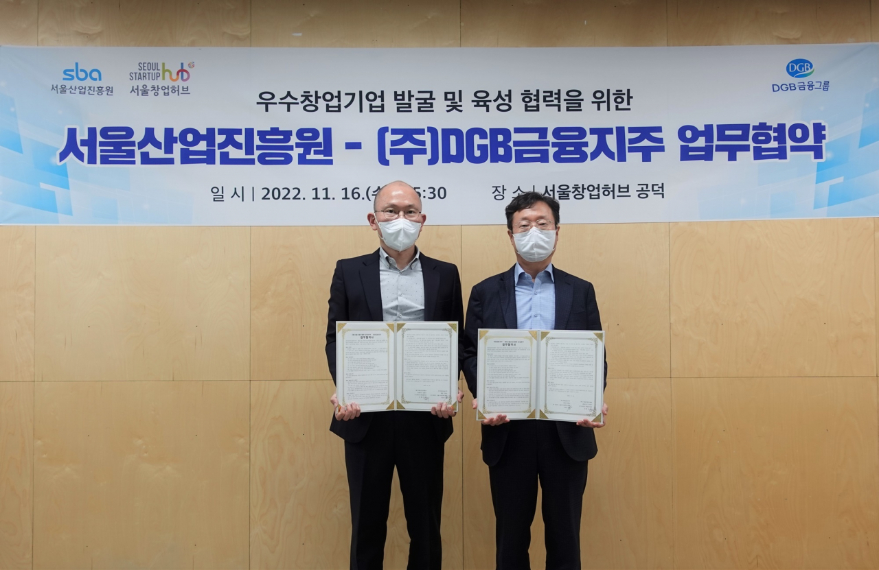 김종우(왼쪽) 서울산업진흥원 본부장과 이숭인 DGB금융지주 그룹디지털혁신총괄 전무가 16일 서울 창업허브 공덕에서 우수창업기업 발굴 및 육성을 위한 업무협약을 체결하고 기념촬영을 하고 있다.[DGB금융그룹 제공]