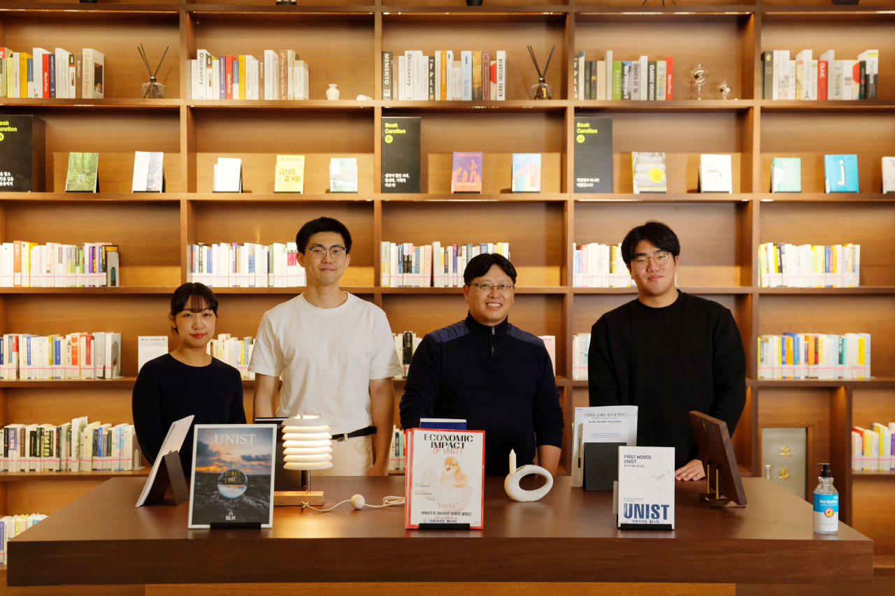 이번 연구를 수행한 UNIST 연구진. 왼쪽부터 박가은 연구원, 김도현 연구원, 유자형 교수, 김상필 연구원.[UNIST 제공]