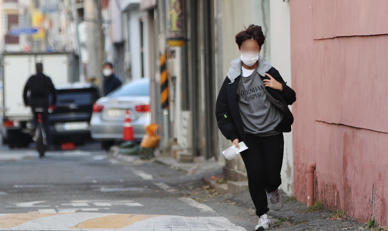 수능일인 17일 오전 광주 서구 서석고등학교에서 한 수험생이 지각을 피하기 위해 달리고 있다. [연합]