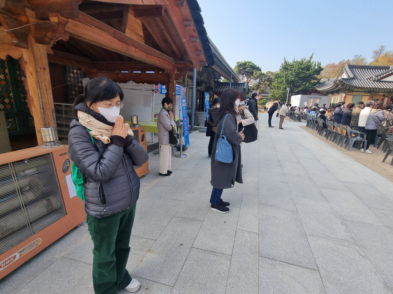 17일 강남구 봉은사에 학부모가 기도를 하고 있다. [김영철 기자]